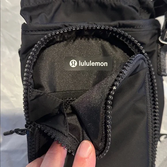 Lululemon Water Bottle Crossbody Bag with Front Pocket 2L - Black - www.joarbit.com Lululemon Water Bottle Crossbody Bag with Front Pocket 2L - Black - www.joarbit.com